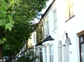 cozy rooms or entire apartment in london, fast links to central